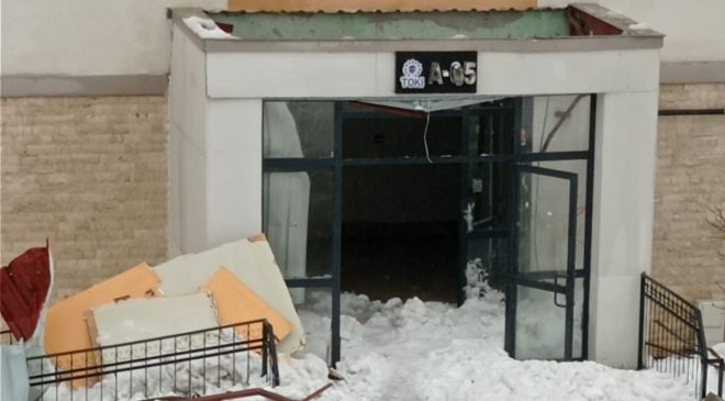 Sincik’te kar yağışı, TOKİ giriş çatılarında hasara yol açtı