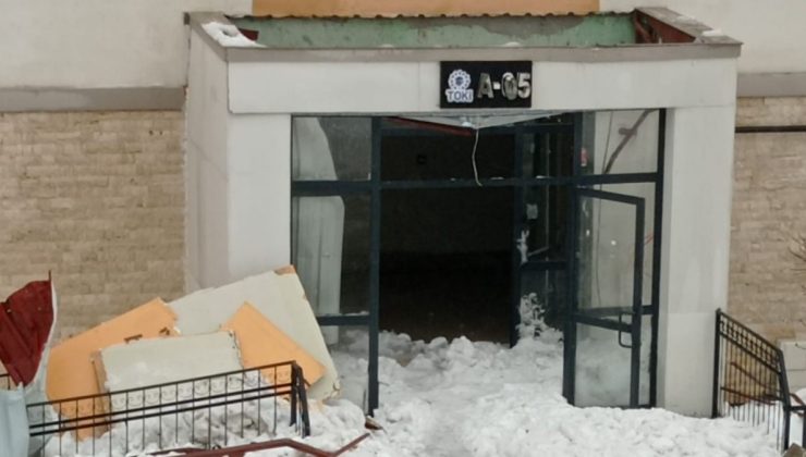 Sincik’te kar yağışı, TOKİ giriş çatılarında hasara yol açtı