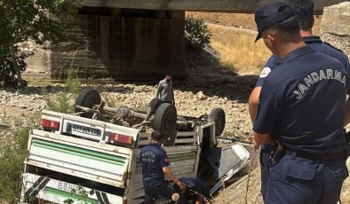 Gerger-Narince yolunda kamyonet dereye düştü: Sürücü ağır yaralandı
