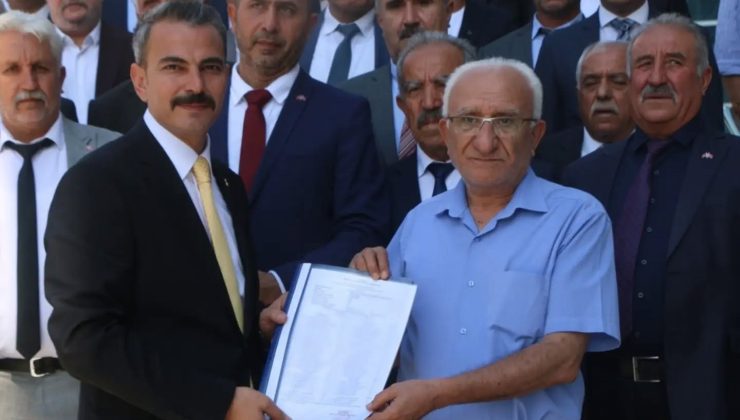 MHP Adıyaman İl Başkanı Ali Önat mazbatasını aldı