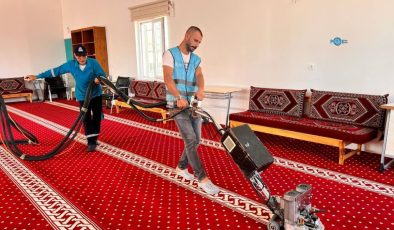 Adıyaman Belediyesi ekiplerinden cami, cemevi ve Kur’an kurslarında hijyen çalışması
