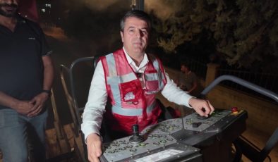 Yenimahalle’de gece asfalt mesaisi: Başkan Tutdere finişerin başına geçti