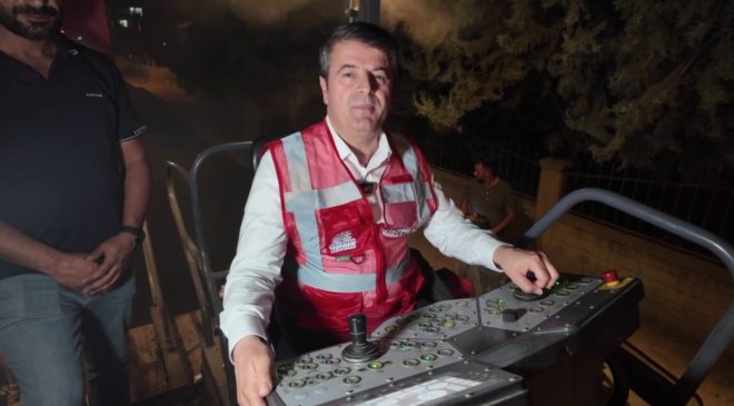 Yenimahalle’de gece asfalt mesaisi: Başkan Tutdere finişerin başına geçti