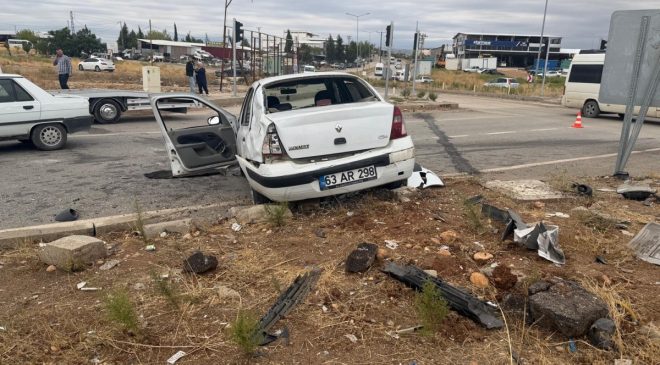 Kahta’da iki otomobil kafa kafaya çarpıştı: 5 yaralı
