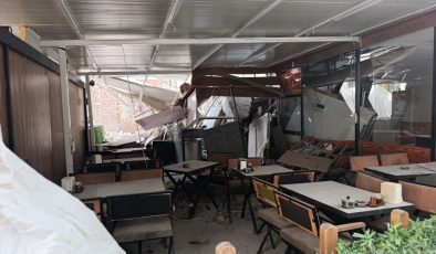 Yıkım sırasında düşen molozlar iş yerine zarar verdi